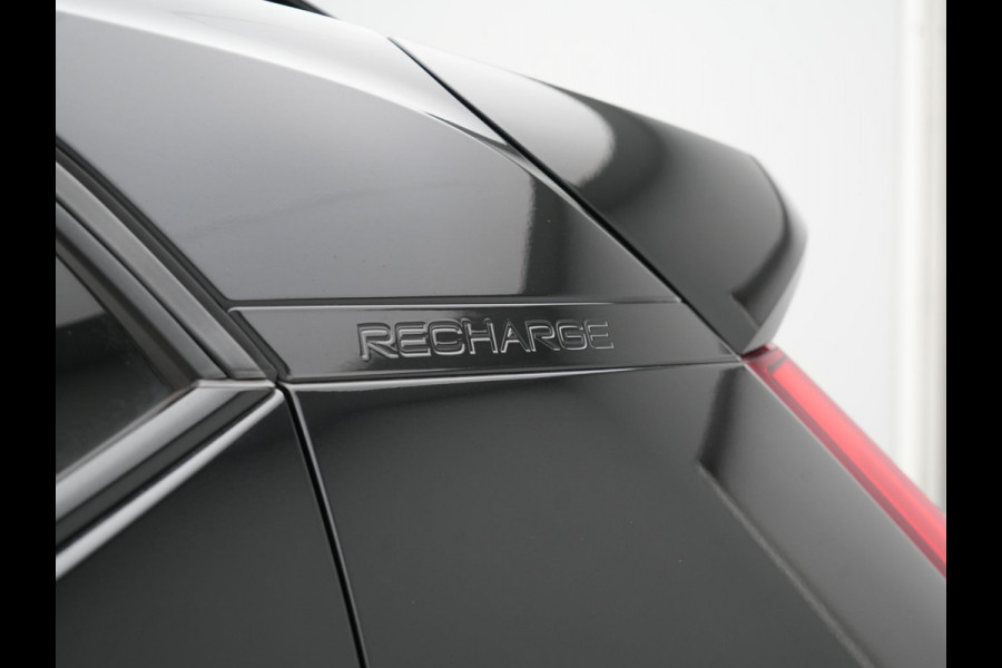 Volvo XC40 T5 Recharge R-Design PHEV 263pk Dealer O.H. | Trekhaak Af Fabriek | Adaptive Cruise | Harman / Kardon | 360 Camera | Lederen Sportstoelen Memory & Verwarmd | Apple Carplay | Stuur Verwarmd | Keyless | Blis | Navigatie | DAB | Plug In Hybrid