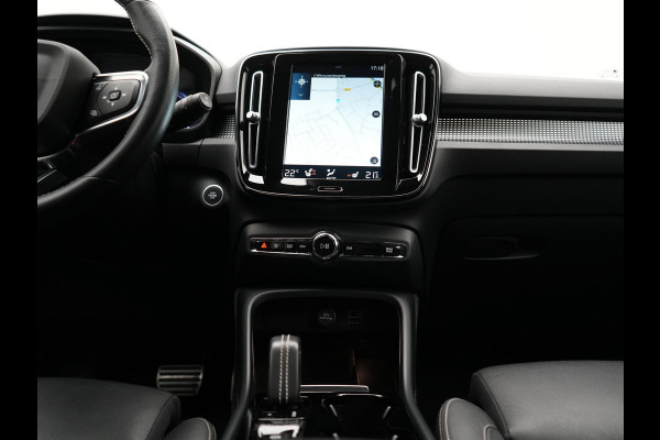 Volvo XC40 T5 Recharge R-Design PHEV 263pk Dealer O.H. | Trekhaak Af Fabriek | Adaptive Cruise | Harman / Kardon | 360 Camera | Lederen Sportstoelen Memory & Verwarmd | Apple Carplay | Stuur Verwarmd | Keyless | Blis | Navigatie | DAB | Plug In Hybrid