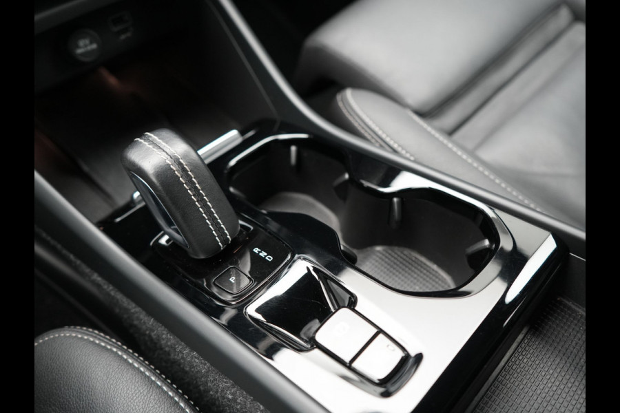 Volvo XC40 T5 Recharge R-Design PHEV 263pk Dealer O.H. | Trekhaak Af Fabriek | Adaptive Cruise | Harman / Kardon | 360 Camera | Lederen Sportstoelen Memory & Verwarmd | Apple Carplay | Stuur Verwarmd | Keyless | Blis | Navigatie | DAB | Plug In Hybrid