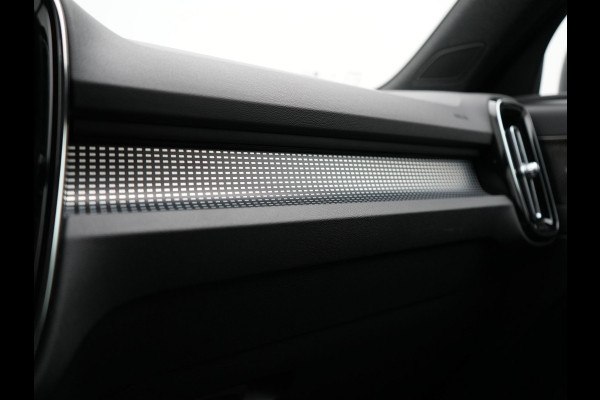 Volvo XC40 T5 Recharge R-Design PHEV 263pk Dealer O.H. | Trekhaak Af Fabriek | Adaptive Cruise | Harman / Kardon | 360 Camera | Lederen Sportstoelen Memory & Verwarmd | Apple Carplay | Stuur Verwarmd | Keyless | Blis | Navigatie | DAB | Plug In Hybrid
