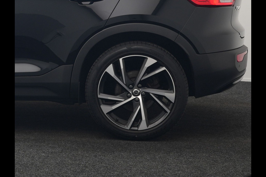 Volvo XC40 T5 Recharge R-Design PHEV 263pk Dealer O.H. | Trekhaak Af Fabriek | Adaptive Cruise | Harman / Kardon | 360 Camera | Lederen Sportstoelen Memory & Verwarmd | Apple Carplay | Stuur Verwarmd | Keyless | Blis | Navigatie | DAB | Plug In Hybrid