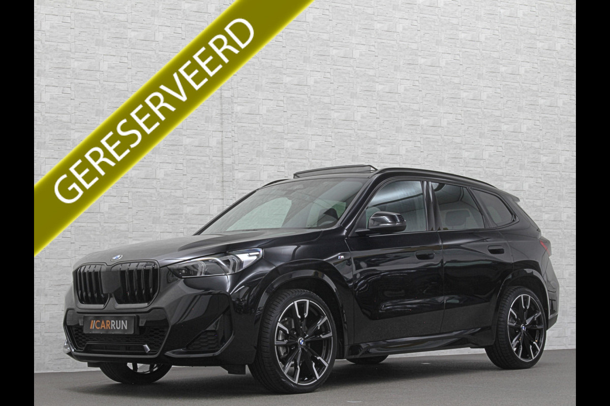 BMW X1 18i M-Sport | Panorama | Sportstoelen | Keyless-Entry | Sfeerverlichting | Achteruitrij-Camera | 5x op voorraad | Carplay | Full-LED | Black-Optic | Getint Glas | Stoelverwarming | Draadloos Laden |
