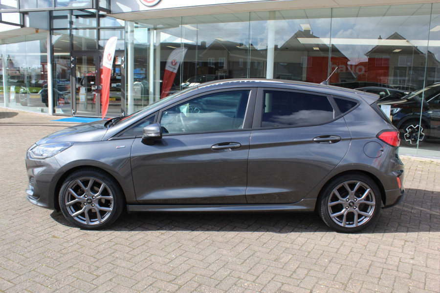 Ford Fiesta 1.0-125pk EcoBoost Mild-Hybrid ST-Line. Luxe, sportieve en goed onderhouden Fiesta ! Autm. airco, Cruise control, Lane assist, 17" Lmv, Parkeersensoren Achter, Metallic lak, Navigatie by Apple/Android, LED verlichting etc.