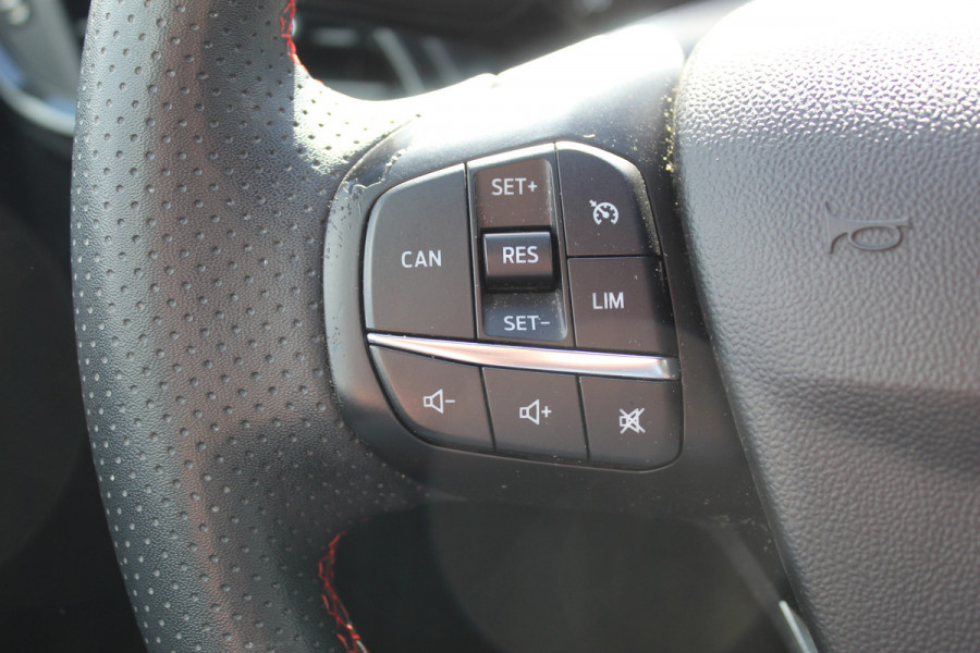 Ford Fiesta 1.0-125pk EcoBoost Mild-Hybrid ST-Line. Luxe, sportieve en goed onderhouden Fiesta ! Autm. airco, Cruise control, Lane assist, 17" Lmv, Parkeersensoren Achter, Metallic lak, Navigatie by Apple/Android, LED verlichting etc.