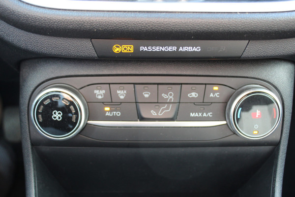 Ford Fiesta 1.0-125pk EcoBoost Mild-Hybrid ST-Line. Luxe, sportieve en goed onderhouden Fiesta ! Autm. airco, Cruise control, Lane assist, 17" Lmv, Parkeersensoren Achter, Metallic lak, Navigatie by Apple/Android, LED verlichting etc.