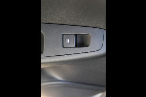 Ford Fiesta 1.0-125pk EcoBoost Mild-Hybrid ST-Line. Luxe, sportieve en goed onderhouden Fiesta ! Autm. airco, Cruise control, Lane assist, 17" Lmv, Parkeersensoren Achter, Metallic lak, Navigatie by Apple/Android, LED verlichting etc.