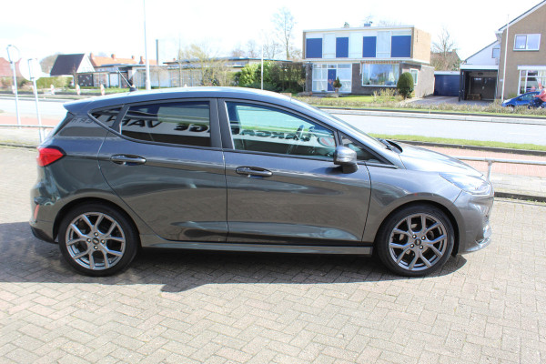 Ford Fiesta 1.0-125pk EcoBoost Mild-Hybrid ST-Line. Luxe, sportieve en goed onderhouden Fiesta ! Autm. airco, Cruise control, Lane assist, 17" Lmv, Parkeersensoren Achter, Metallic lak, Navigatie by Apple/Android, LED verlichting etc.