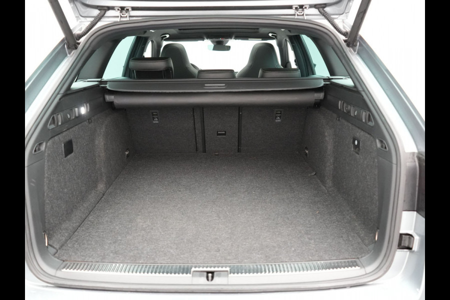 Škoda Superb Combi 1.4 TSI iV Sportline PHEV 218pk Dealer O.H | Panodak | Crystal LED | Camera | Alcantara Sportstoelen Memory & Verwarmd | Cruise Control | Sfeerverlichting | Apple Carplay | Keyless | Navigatie | Virtual | DAB | 19"L.M | Plug In Hybrid |