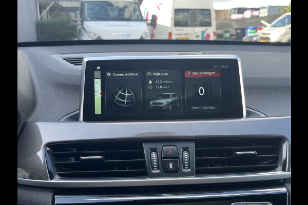 BMW X1 sDrive20i High Executive 192pk/141kW Automaat | Panodak | Afneembare trekhaak | Vol leder | Camera | Elektr. achterklep | Head-Up display | etc. etc.