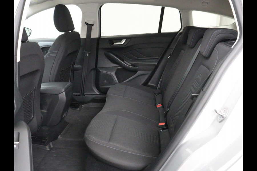 Ford Focus 1.0 EcoBoost Hybrid Active | Stoelverwarming | Trekhaak | Camera | Stuurverwarming | Carplay | Keyless | Full LED | Navigatie | Parkeerhulp | Climate control | Cruise control