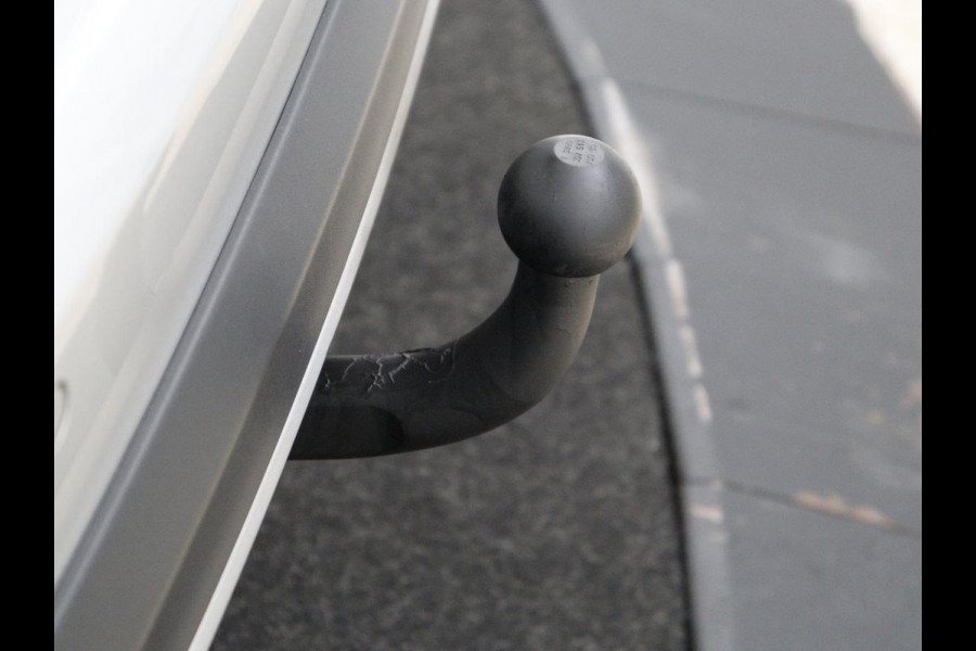 Ford Focus 1.0 EcoBoost Hybrid Active | Stoelverwarming | Trekhaak | Camera | Stuurverwarming | Carplay | Keyless | Full LED | Navigatie | Parkeerhulp | Climate control | Cruise control