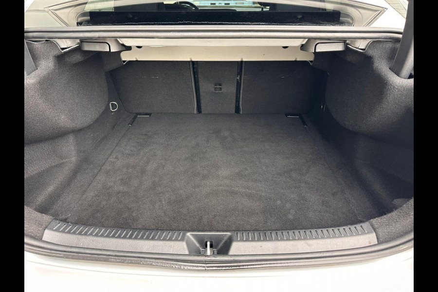 Mercedes-Benz A-Klasse 180 Business Solution AMG | Panorama | Leder Alcantara | LED |