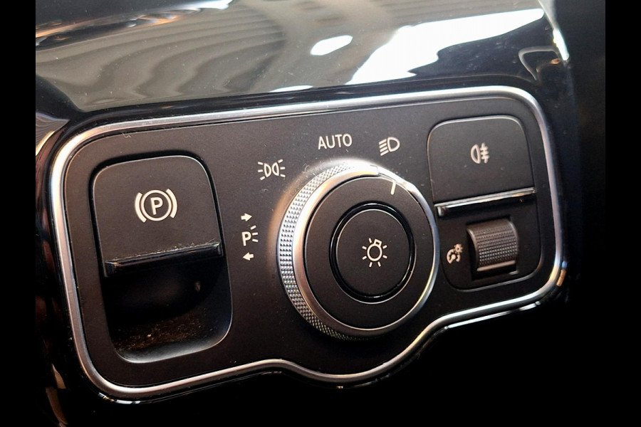 Mercedes-Benz A-Klasse 180 Business Solution AMG | Panorama | Leder Alcantara | LED |