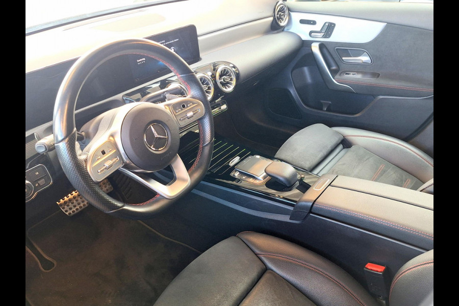 Mercedes-Benz A-Klasse 180 Business Solution AMG | Panorama | Leder Alcantara | LED |