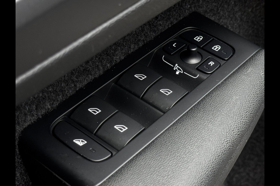 Volvo XC40 1.5 T5 Recharge R-Design NL-auto | Schuif- Kanteldak | H&K | Trekhaak | Stoelverwarming | Memory | Adaptive Cruise