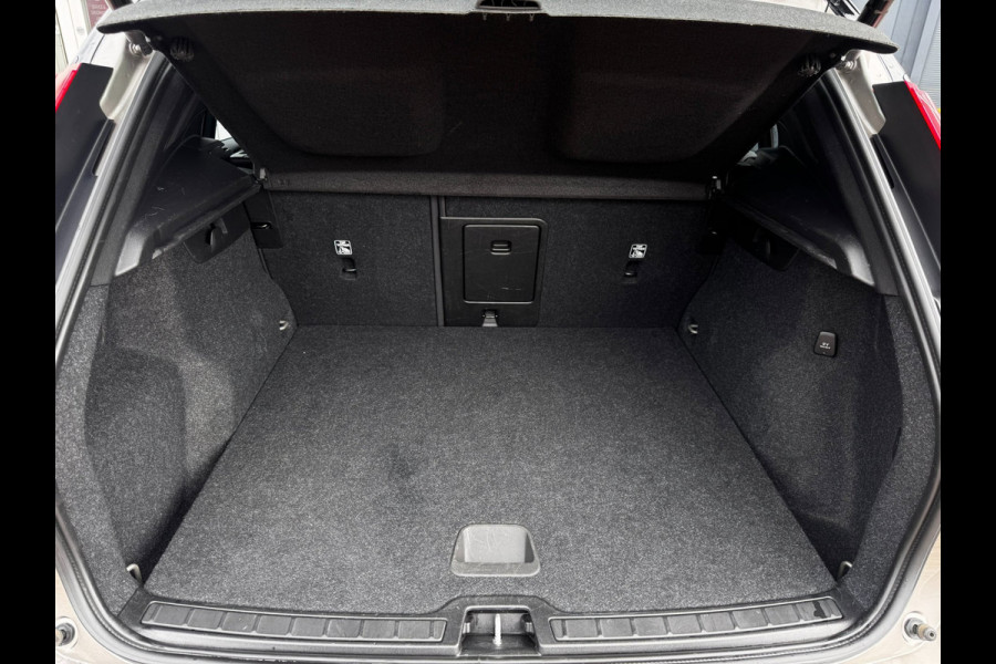 Volvo XC40 1.5 T5 Recharge R-Design NL-auto | Schuif- Kanteldak | H&K | Trekhaak | Stoelverwarming | Memory | Adaptive Cruise
