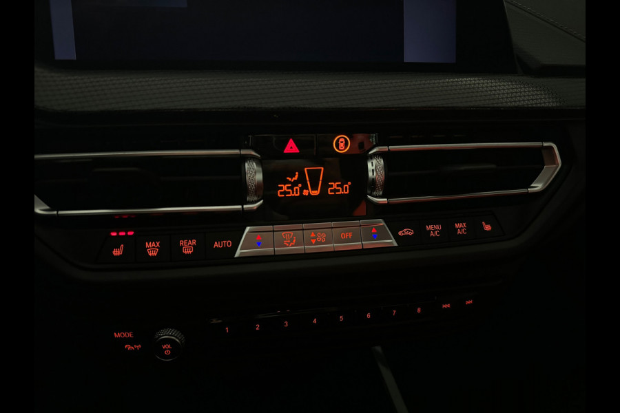 BMW 1-serie M135i xDrive Executive Pano|Keyless|Sfeer|HuD