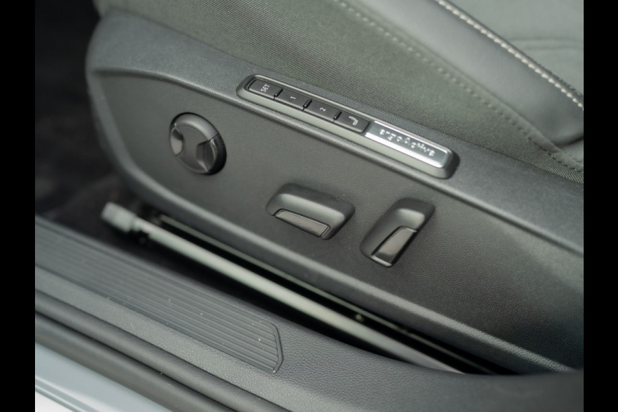 Volkswagen Golf 1.5 eTSI 50 Edition | Panodak | Trekhaak wegkl. | Stoelgeheugen | Head Up | IQ Light | Prijs Rijklaar!!