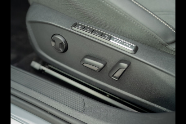 Volkswagen Golf 1.5 eTSI 50 Edition | Panodak | Trekhaak wegkl. | Stoelgeheugen | Head Up | IQ Light | Prijs Rijklaar!!