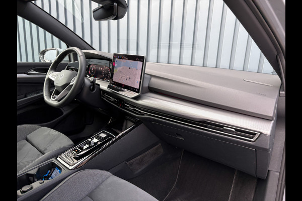 Volkswagen Golf 1.5 eTSI 50 Edition | Panodak | Trekhaak wegkl. | Stoelgeheugen | Head Up | IQ Light | Prijs Rijklaar!!