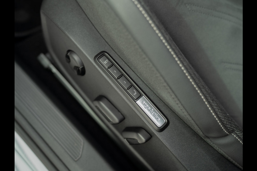 Volkswagen Golf 1.5 eTSI 50 Edition | Panodak | Trekhaak wegkl. | Stoelgeheugen | Head Up | IQ Light | Prijs Rijklaar!!