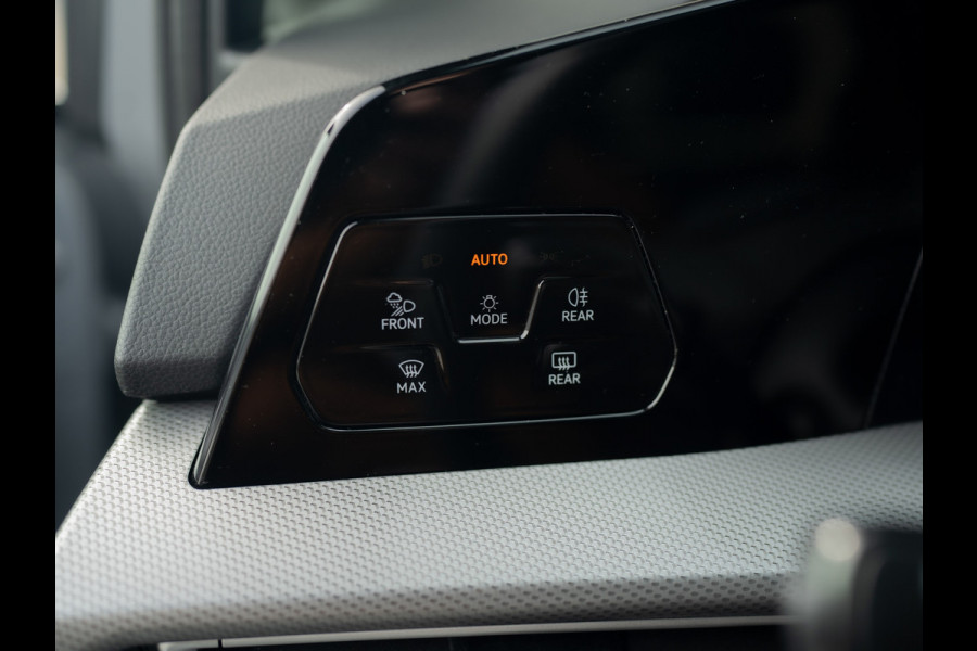 Volkswagen Golf 1.5 eTSI 50 Edition | Panodak | Trekhaak wegkl. | Stoelgeheugen | Head Up | IQ Light | Prijs Rijklaar!!