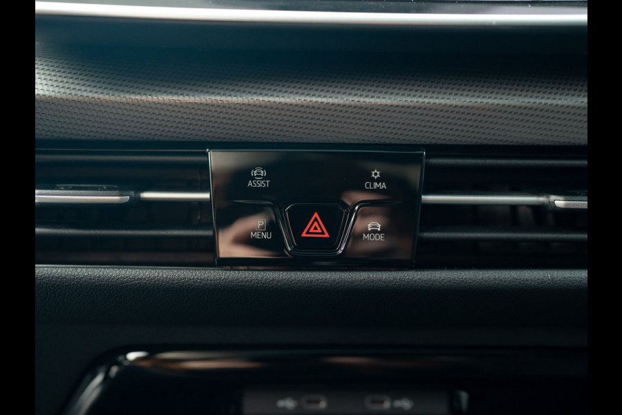 Volkswagen Golf 1.5 eTSI 50 Edition | Panodak | Trekhaak wegkl. | Stoelgeheugen | Head Up | IQ Light | Prijs Rijklaar!!