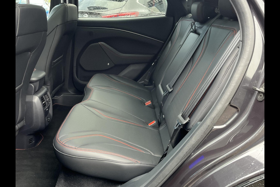 Ford Mustang Mach-E AWD 75 kWh SOH 95% |14.000KM!! VAN € 34.900,- VOOR € 31.877,- UW LENTEVOORDEEL € 3.023,-!| ORIG. NL NAP| EERSTE EIGENAAR| ELEKTRISCHE ACHTERKLEP| B&O| 360 CAMERA| STOEL + STUURVERWARMING| PANO
