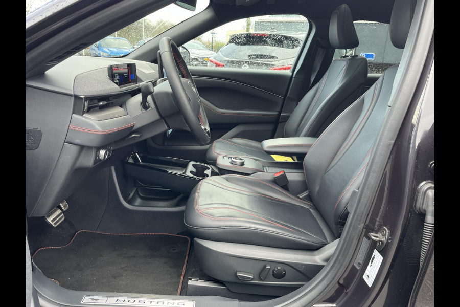 Ford Mustang Mach-E AWD 75 kWh SOH 95% |14.000KM!! VAN € 34.900,- VOOR € 31.877,- UW LENTEVOORDEEL € 3.023,-!| ORIG. NL NAP| EERSTE EIGENAAR| ELEKTRISCHE ACHTERKLEP| B&O| 360 CAMERA| STOEL + STUURVERWARMING| PANO
