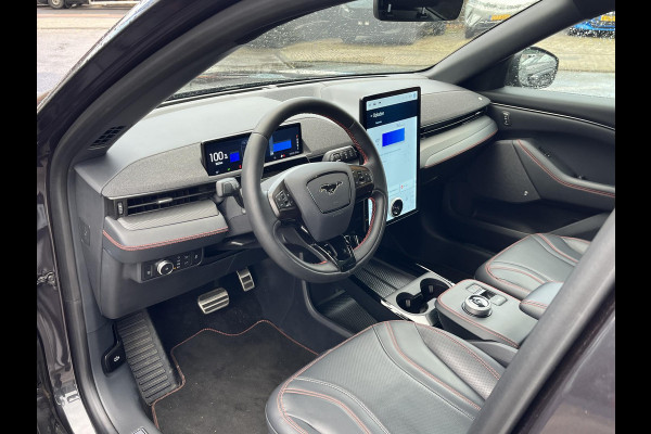 Ford Mustang Mach-E AWD 75 kWh SOH 95% |14.000KM!! VAN € 34.900,- VOOR € 31.877,- UW LENTEVOORDEEL € 3.023,-!| ORIG. NL NAP| EERSTE EIGENAAR| ELEKTRISCHE ACHTERKLEP| B&O| 360 CAMERA| STOEL + STUURVERWARMING| PANO