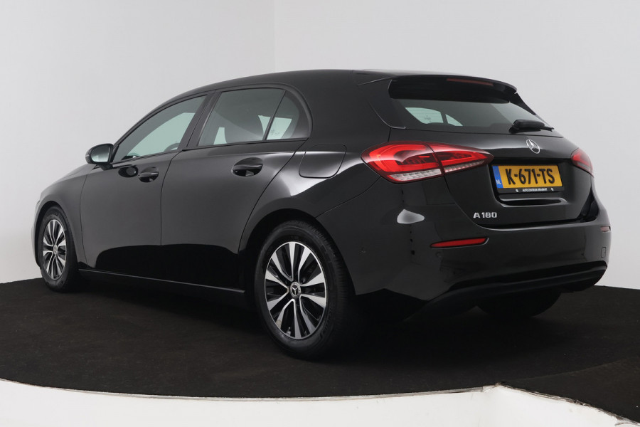 Mercedes-Benz A-Klasse 180 Business Solution (ACHTERUITRIJCAMERA, CRUISE CONTROL, NAVIGATIE, PARKEERSENSOREN)