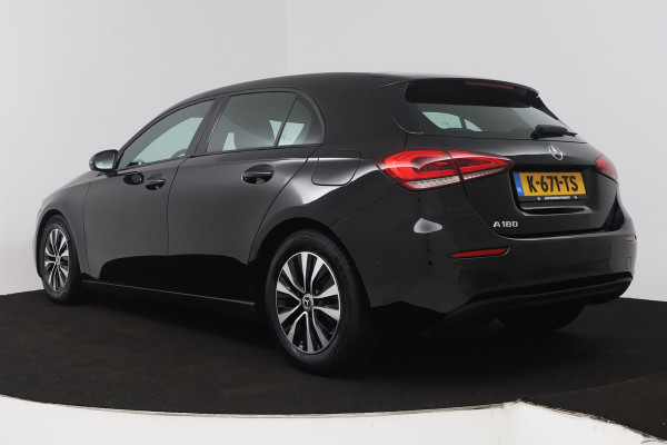 Mercedes-Benz A-Klasse 180 Business Solution (ACHTERUITRIJCAMERA, CRUISE CONTROL, NAVIGATIE, PARKEERSENSOREN)
