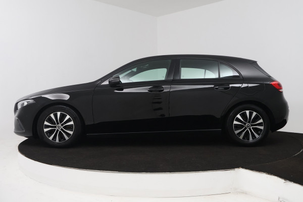 Mercedes-Benz A-Klasse 180 Business Solution (ACHTERUITRIJCAMERA, CRUISE CONTROL, NAVIGATIE, PARKEERSENSOREN)