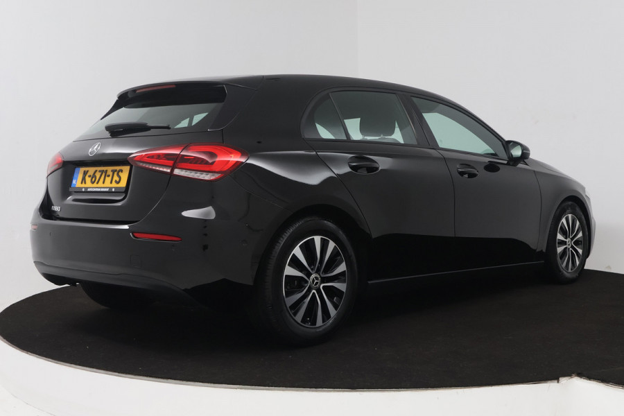 Mercedes-Benz A-Klasse 180 Business Solution (ACHTERUITRIJCAMERA, CRUISE CONTROL, NAVIGATIE, PARKEERSENSOREN)