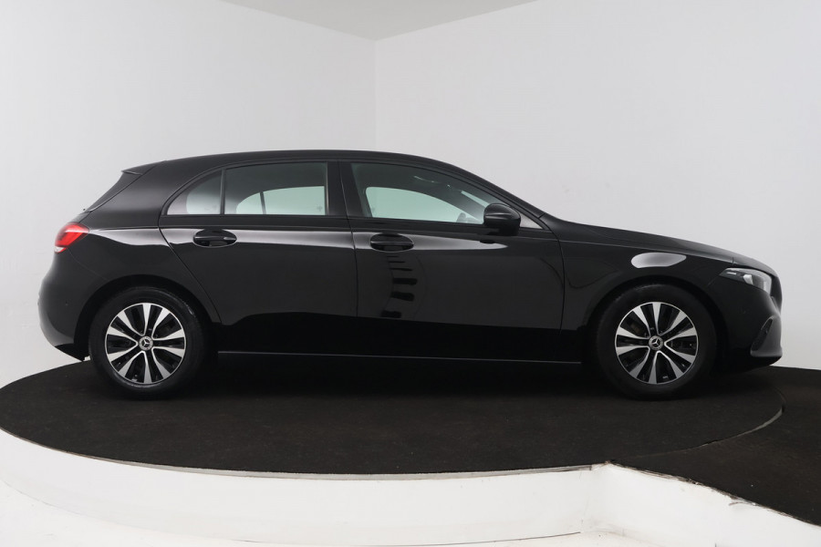 Mercedes-Benz A-Klasse 180 Business Solution (ACHTERUITRIJCAMERA, CRUISE CONTROL, NAVIGATIE, PARKEERSENSOREN)