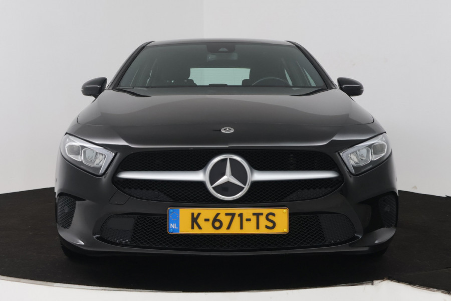 Mercedes-Benz A-Klasse 180 Business Solution (ACHTERUITRIJCAMERA, CRUISE CONTROL, NAVIGATIE, PARKEERSENSOREN)