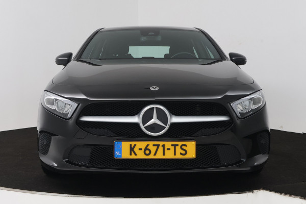 Mercedes-Benz A-Klasse 180 Business Solution (ACHTERUITRIJCAMERA, CRUISE CONTROL, NAVIGATIE, PARKEERSENSOREN)
