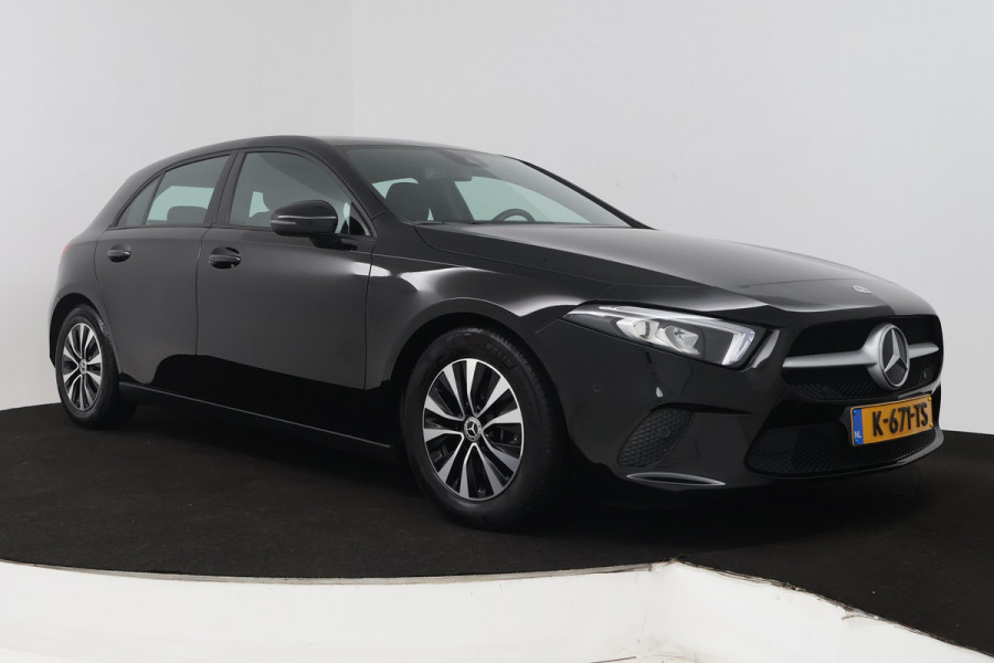 Mercedes-Benz A-Klasse 180 Business Solution (ACHTERUITRIJCAMERA, CRUISE CONTROL, NAVIGATIE, PARKEERSENSOREN)