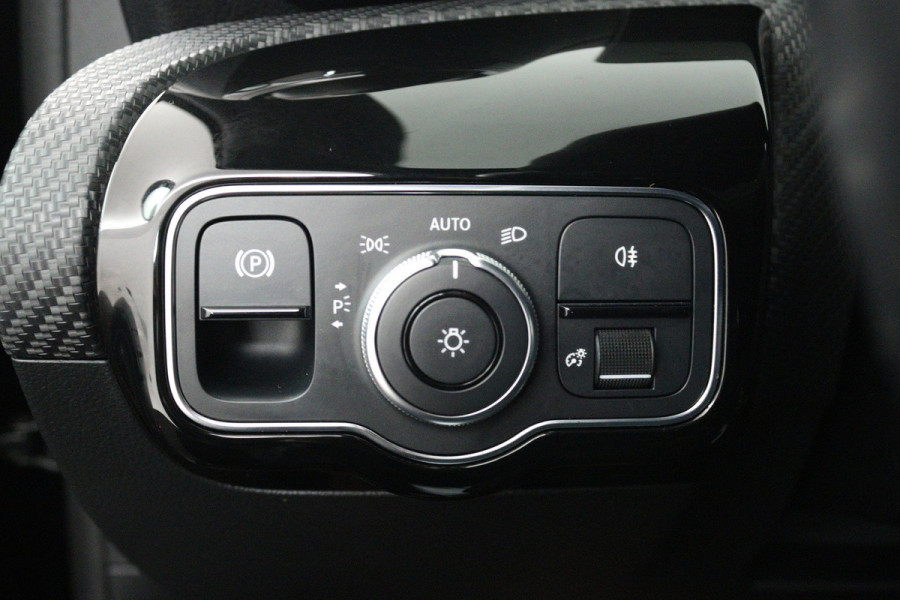 Mercedes-Benz A-Klasse 180 Business Solution (ACHTERUITRIJCAMERA, CRUISE CONTROL, NAVIGATIE, PARKEERSENSOREN)