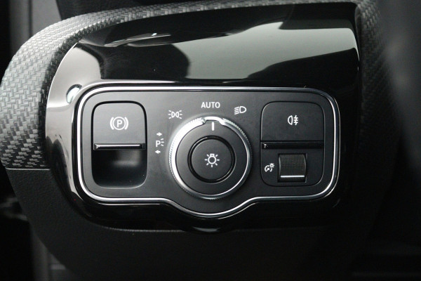 Mercedes-Benz A-Klasse 180 Business Solution (ACHTERUITRIJCAMERA, CRUISE CONTROL, NAVIGATIE, PARKEERSENSOREN)