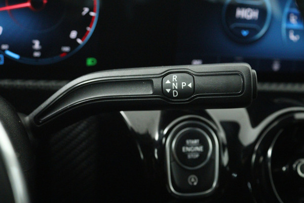 Mercedes-Benz A-Klasse 180 Business Solution (ACHTERUITRIJCAMERA, CRUISE CONTROL, NAVIGATIE, PARKEERSENSOREN)