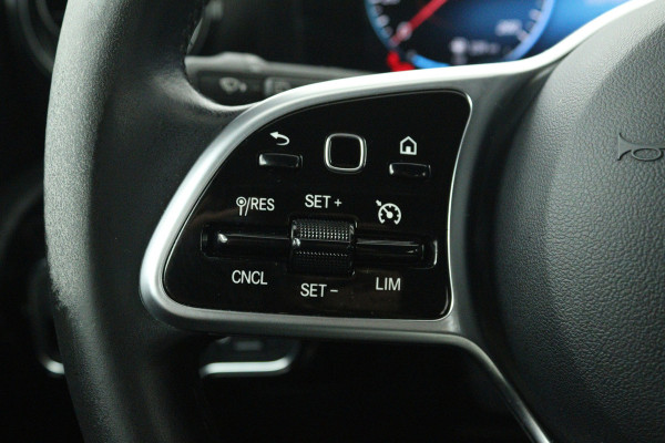 Mercedes-Benz A-Klasse 180 Business Solution (ACHTERUITRIJCAMERA, CRUISE CONTROL, NAVIGATIE, PARKEERSENSOREN)