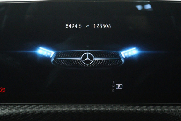 Mercedes-Benz A-Klasse 180 Business Solution (ACHTERUITRIJCAMERA, CRUISE CONTROL, NAVIGATIE, PARKEERSENSOREN)
