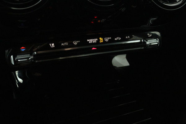 Mercedes-Benz A-Klasse 180 Business Solution (ACHTERUITRIJCAMERA, CRUISE CONTROL, NAVIGATIE, PARKEERSENSOREN)