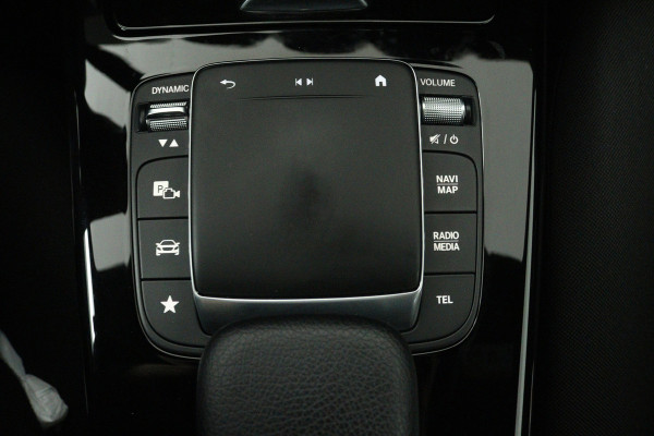 Mercedes-Benz A-Klasse 180 Business Solution (ACHTERUITRIJCAMERA, CRUISE CONTROL, NAVIGATIE, PARKEERSENSOREN)