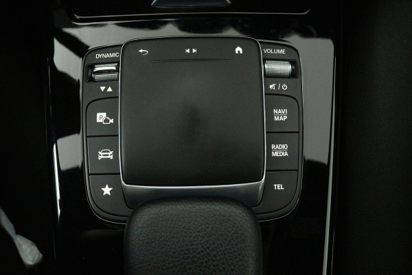 Mercedes-Benz A-Klasse 180 Business Solution (ACHTERUITRIJCAMERA, CRUISE CONTROL, NAVIGATIE, PARKEERSENSOREN)