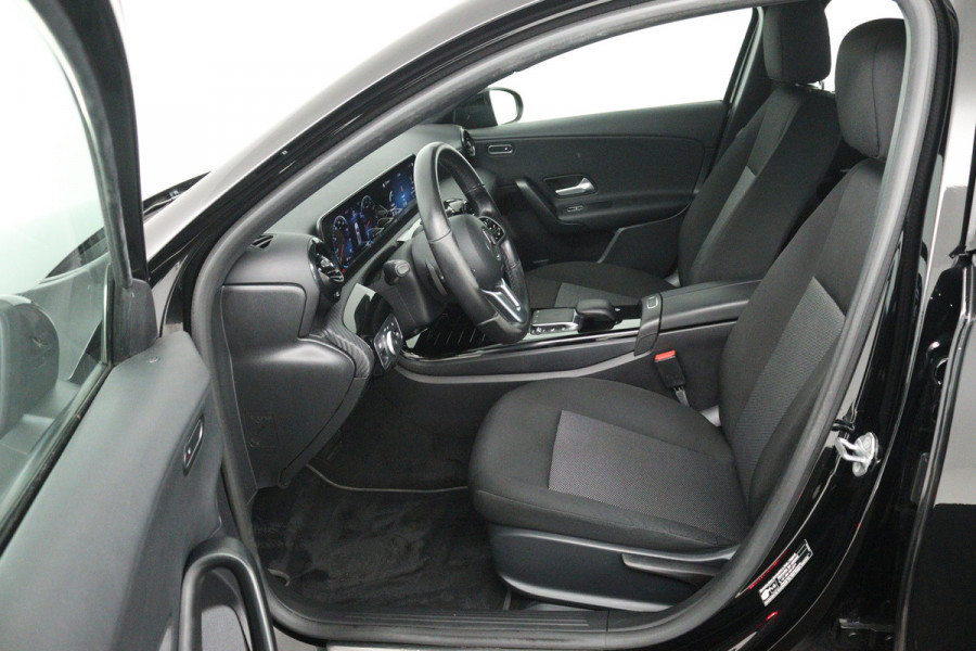 Mercedes-Benz A-Klasse 180 Business Solution (ACHTERUITRIJCAMERA, CRUISE CONTROL, NAVIGATIE, PARKEERSENSOREN)