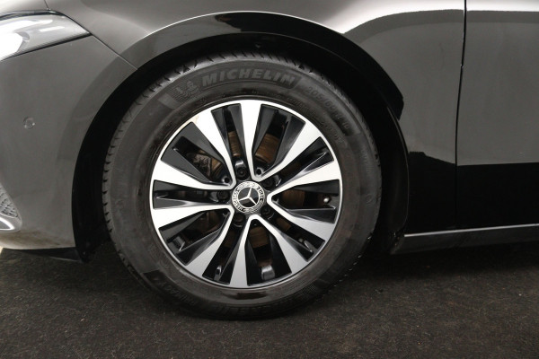 Mercedes-Benz A-Klasse 180 Business Solution (ACHTERUITRIJCAMERA, CRUISE CONTROL, NAVIGATIE, PARKEERSENSOREN)