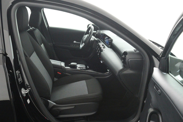 Mercedes-Benz A-Klasse 180 Business Solution (ACHTERUITRIJCAMERA, CRUISE CONTROL, NAVIGATIE, PARKEERSENSOREN)