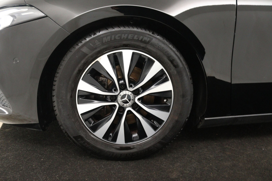 Mercedes-Benz A-Klasse 180 Business Solution (ACHTERUITRIJCAMERA, CRUISE CONTROL, NAVIGATIE, PARKEERSENSOREN)